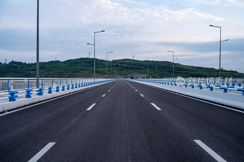 重庆市渝北区丛岩桥空旷的道路与城市建筑