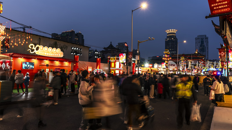 夜晚热闹的街道人群景象