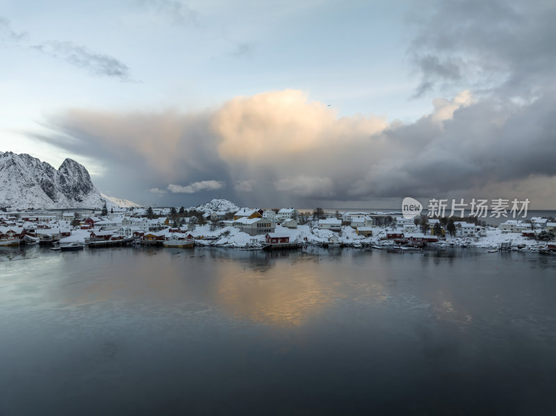 挪威罗弗敦群岛北极圈雷纳冬季雪景高空航拍