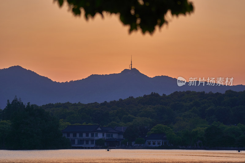 西湖的金色夕阳美景