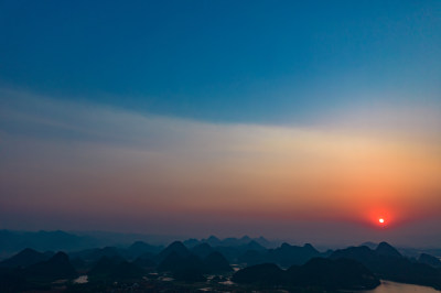 云南山区日落晚霞夕阳航拍图