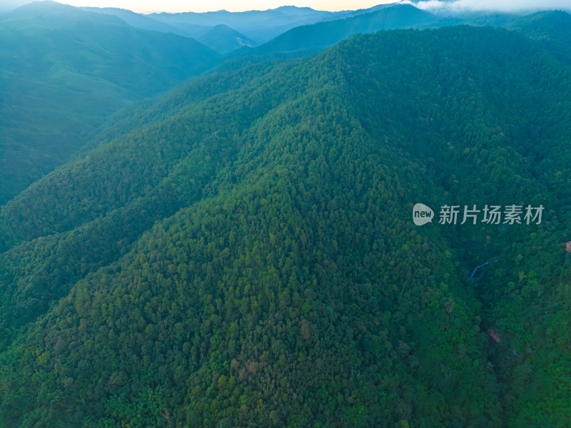 航拍郊外的山脉自然风光