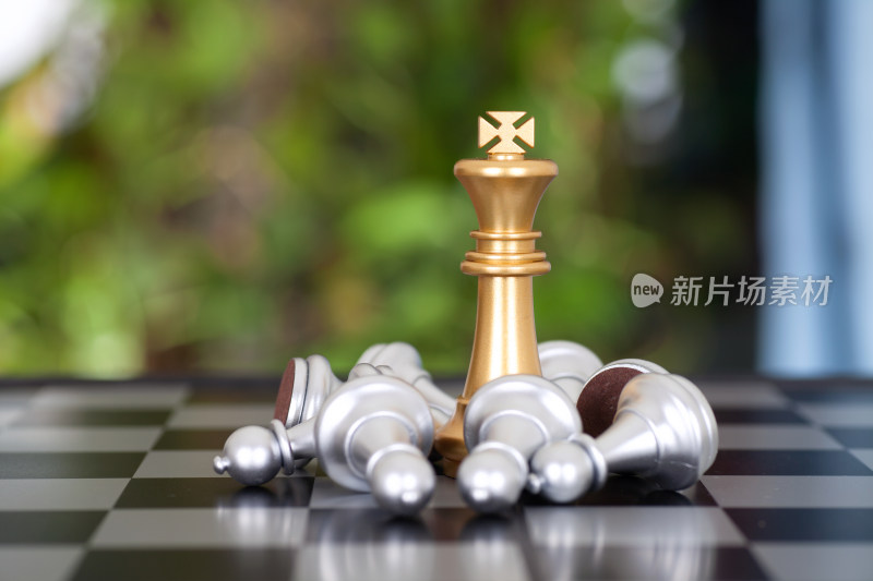 一堆银色的兵棋子围困