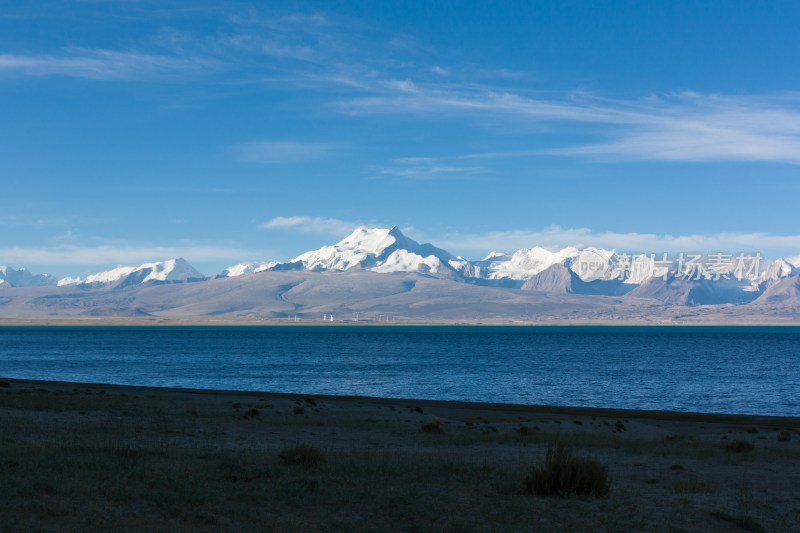 西藏日喀则聂拉木佩枯错与岗彭庆峰上午风光