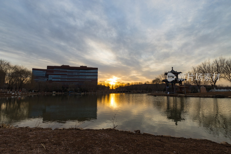 湖畔夕阳下的建筑与亭子景观