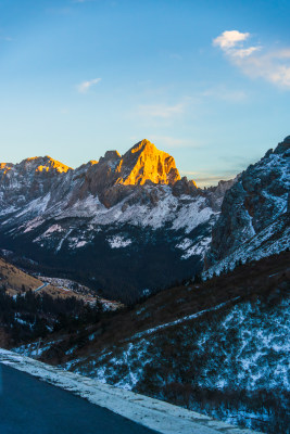 高山夕阳日照金山