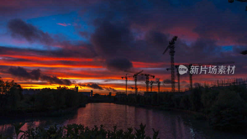 夕阳下河畔建筑工地全景