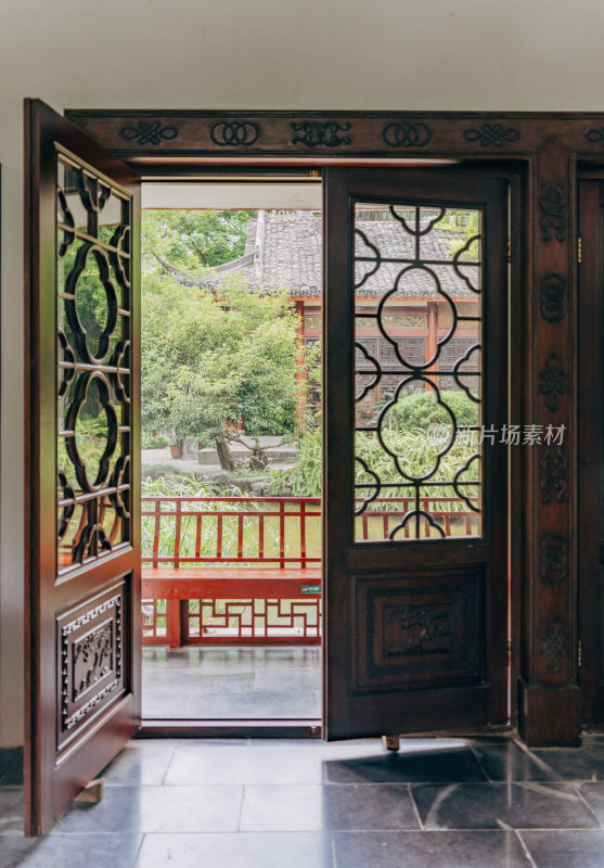 广西柳州柳侯公园-传统中式房间的木门