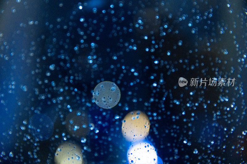 夜晚玻璃上的雨珠