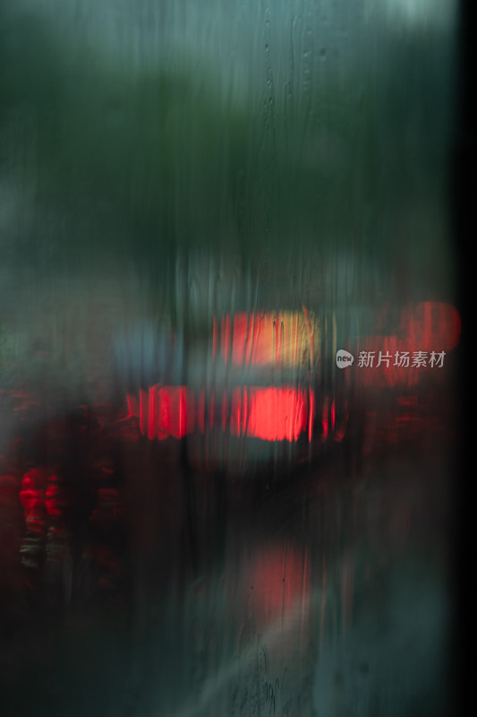 雨天透过车窗看模糊街景