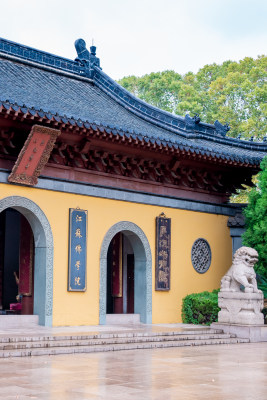 晴朗的午后，镇江焦山风景区定慧寺建筑