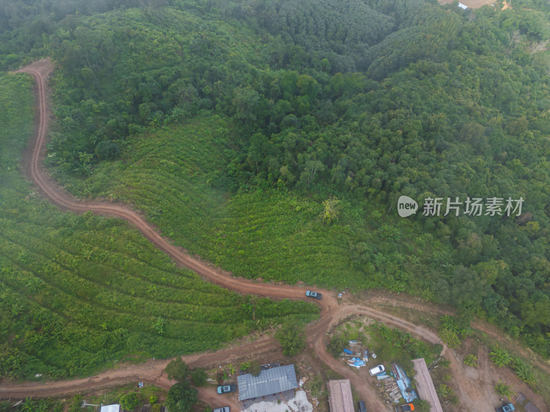 云雾缭绕中的山间营地航拍景象