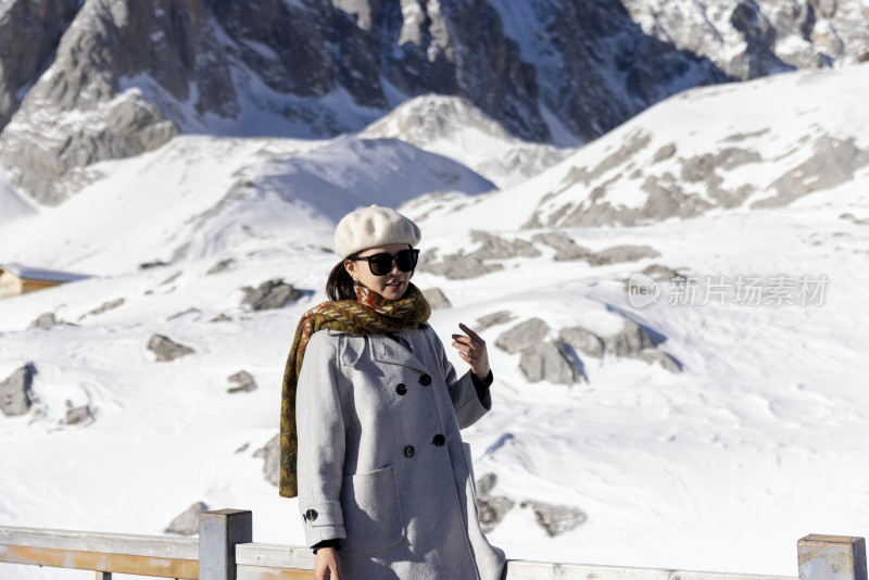 美女在云南丽江玉龙雪山旅行