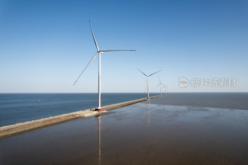 海边的风力发电机组远景航拍