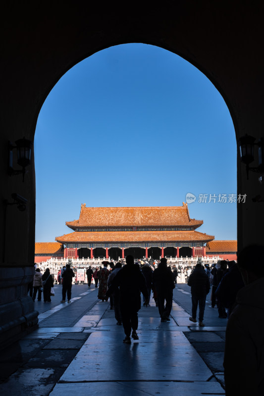 游客游览北京故宫 图为通向太和门