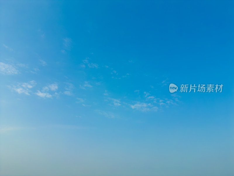 无人机高空航拍的蓝色天空