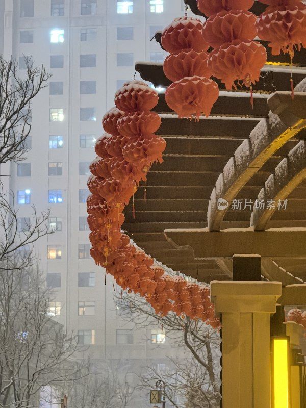 雪天中式建筑挂红灯笼景观