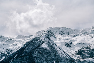 云南德钦县白马雪山观景台遥望雪山