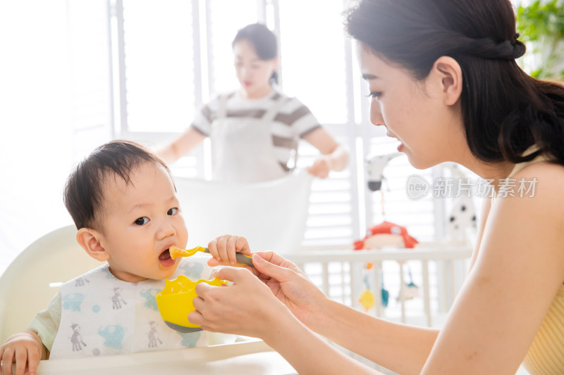 年轻妈妈喂宝宝吃饭