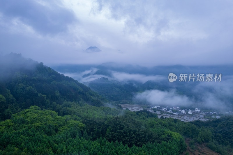 山间云雾缭绕的村庄风景