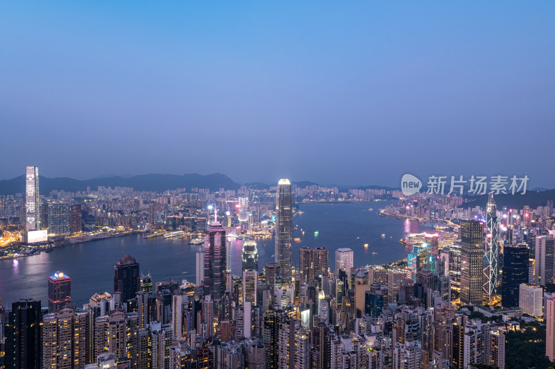 中国香港太平山顶看维多利亚港夜景城市风光