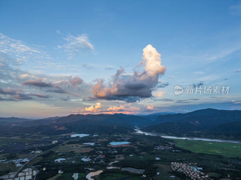 航拍夕阳余晖下的乡村田野