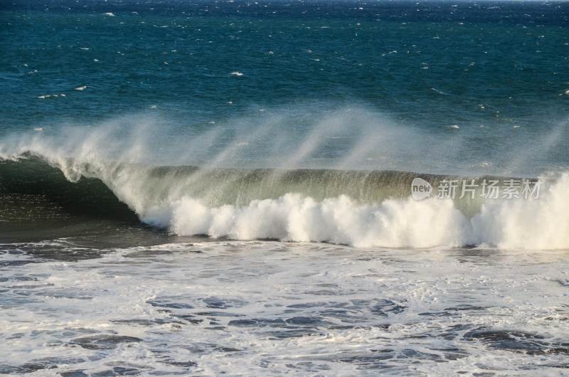 巨浪海浪大海冲击力的画面