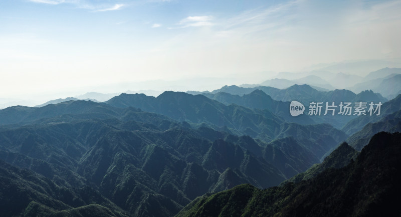 全景山峦起伏的山脉背景图