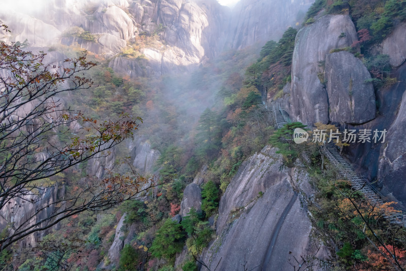 云雾下，安徽黄山风景区风光