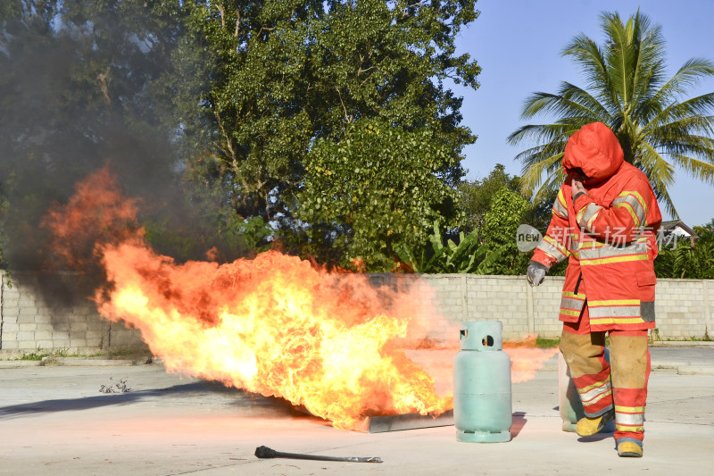 消防员处理燃气罐起火场景