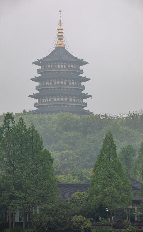 杭州西湖长桥公园雷峰塔雾色景观