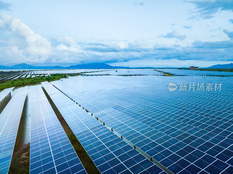 广东江门太阳能鱼塘光伏发电蓝天白云碳中和