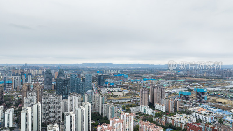 成都锦江区与远处清晰的龙泉山