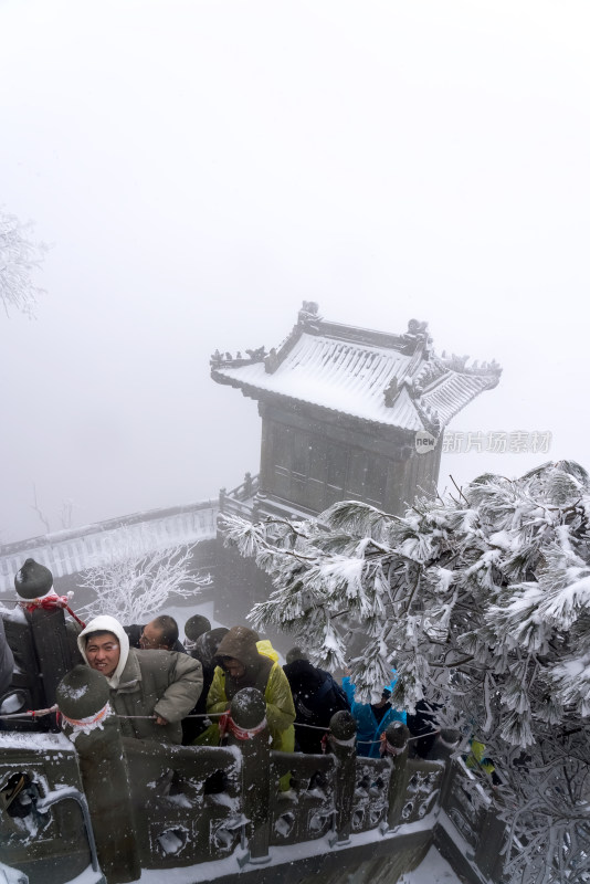 湖北武当山景区冬天大雪雾凇古建筑旅游