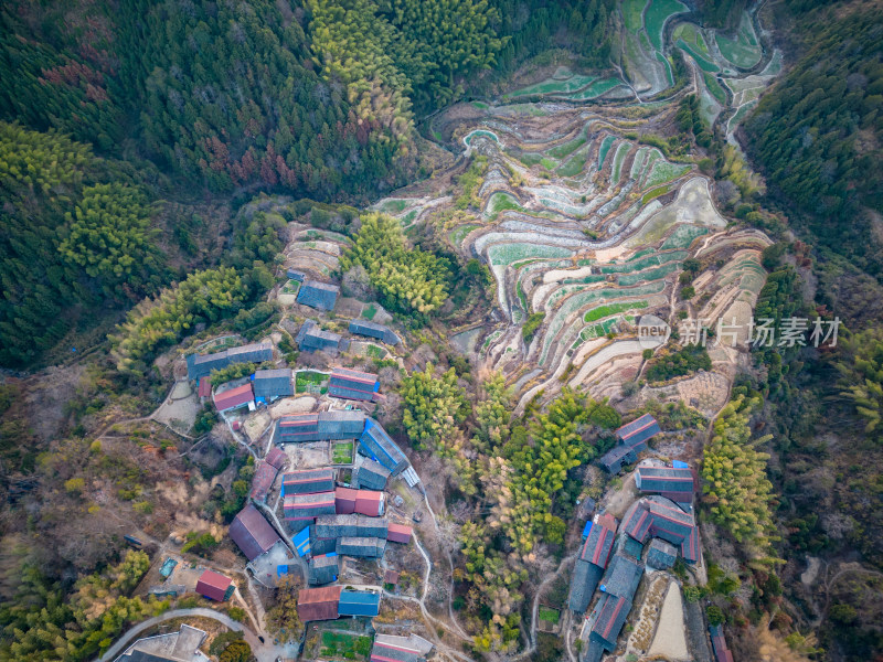 大山深处居民房屋蜿蜒盘山公路航拍图