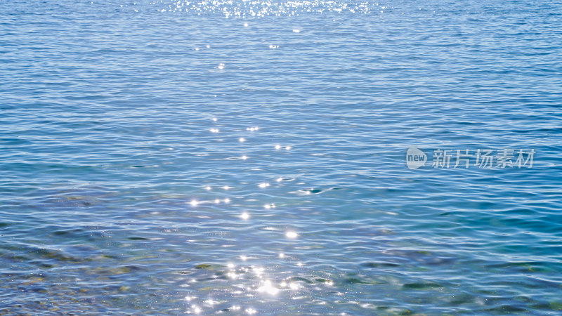 新疆赛里木湖湖面波光粼粼