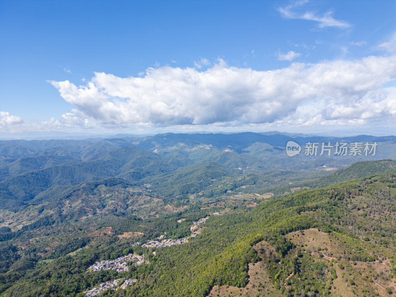 航拍被森林环绕的景迈山村庄全景