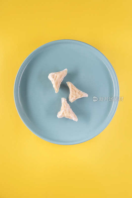 黄色背景中蓝色盘子里的虾饺