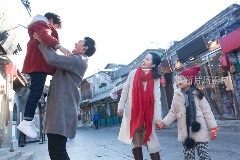 幸福的一家人逛街旅行