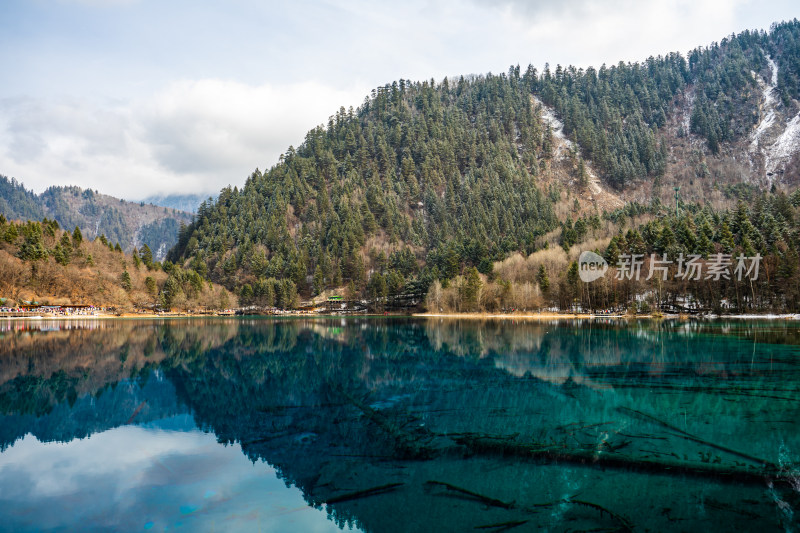 九寨沟山林环绕的蓝色湖泊自然风光