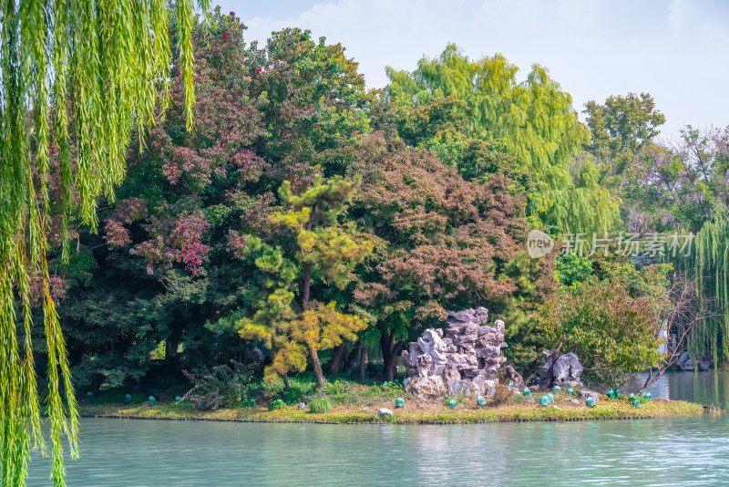 晴朗的午后，扬州瘦西湖江南园林风景