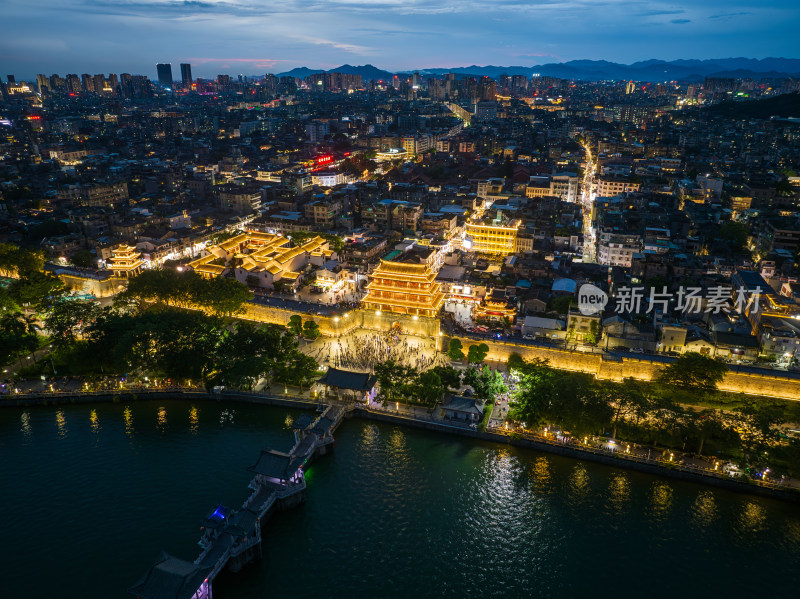 航拍夏季夜晚潮州广济楼与广济桥夜景风光