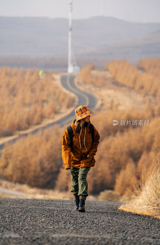 年轻女子徒步旅行