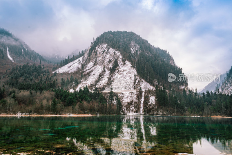 川西九寨沟冬季雪山碧蓝海子唯美