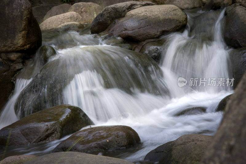 小瀑布场景特写