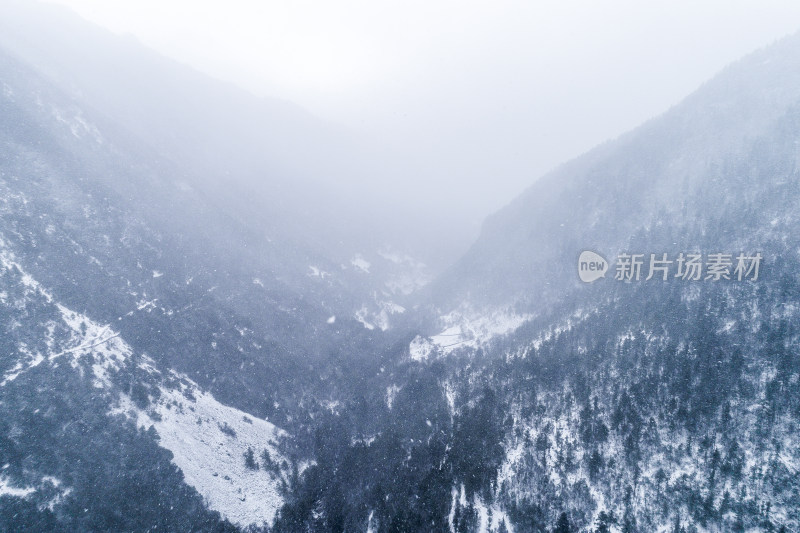 云南梅里雪山雨崩村雪景