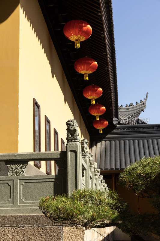 红灯笼与中式建筑寺庙屋檐
