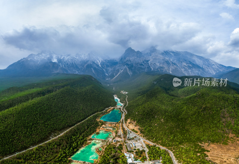 雪山下的多彩湖泊及周边自然景观