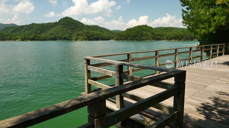 杭州千岛湖边木栈道与湖景