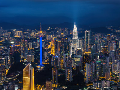 马来西亚吉隆坡莫迪卡石油双子塔夜景航拍